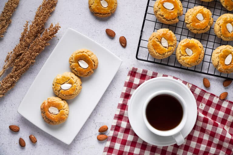 Crunchy Chinese Almond Cookies